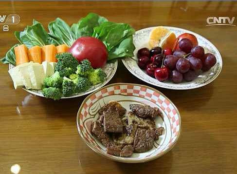 CCTV生活提示：《中国儿童少年营养与健康报告2016》提倡学生每天吃肉８０－１１０克（相当于一个煎蛋的大小）；蔬菜３００－５００克；水果２００－４００克（蔬菜＋水果〉５份）_04.jpg