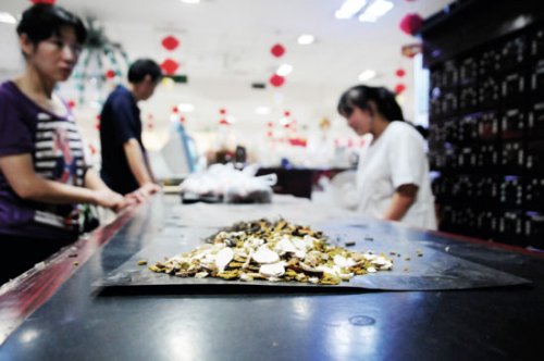 各地中药材价格暴涨。一药店员工在为顾客配置中药。.jpg